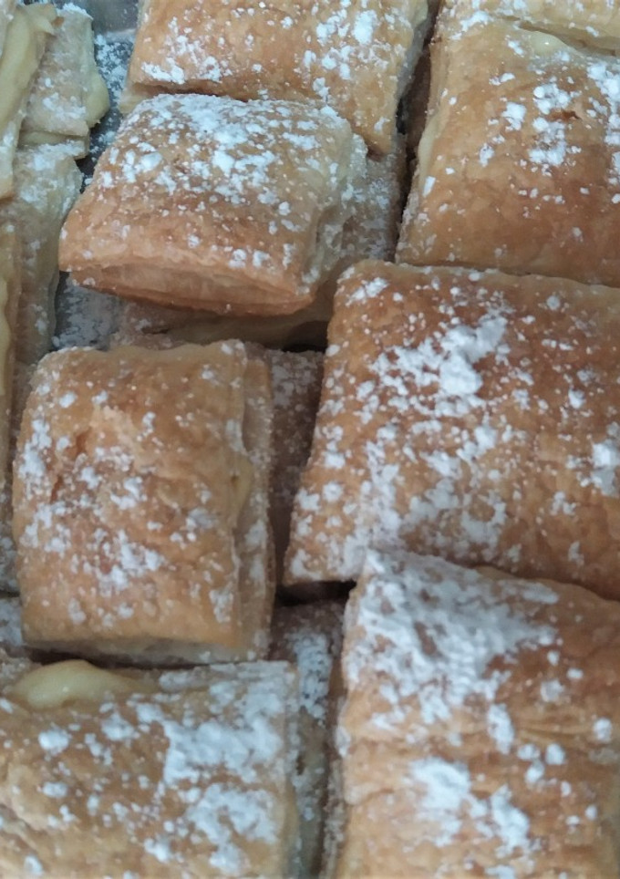 Una foto de Miguelitos rellenos de crema pastelera