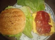 Una foto de carne para hamburguesas de pollo