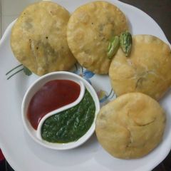 A picture of Matar khasta kachori.
