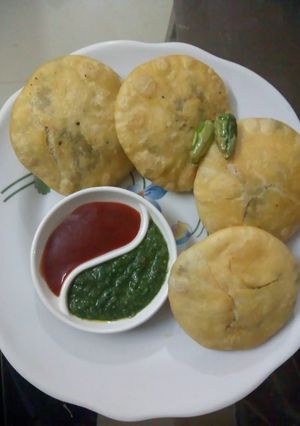 A picture of Matar khasta kachori.