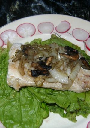 Una foto de Pescado al horno con salteado de hongos