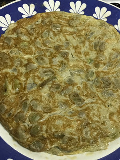 Una foto de Tortilla de cebolla con habitas