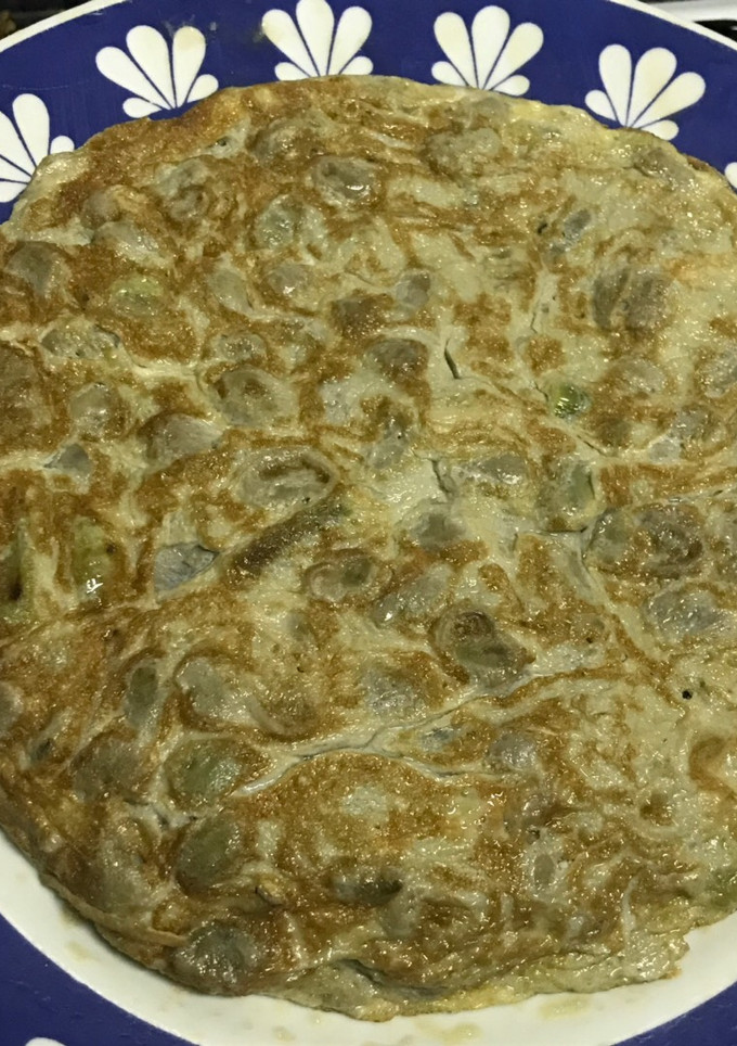 Una foto de Tortilla de cebolla con habitas