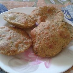 A picture of Dal palak kachori.