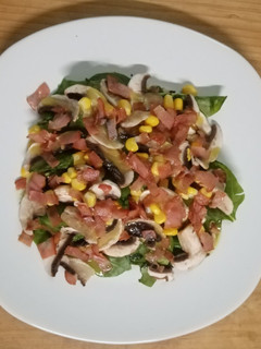 Una foto de Ensalada de espinacas con tocino