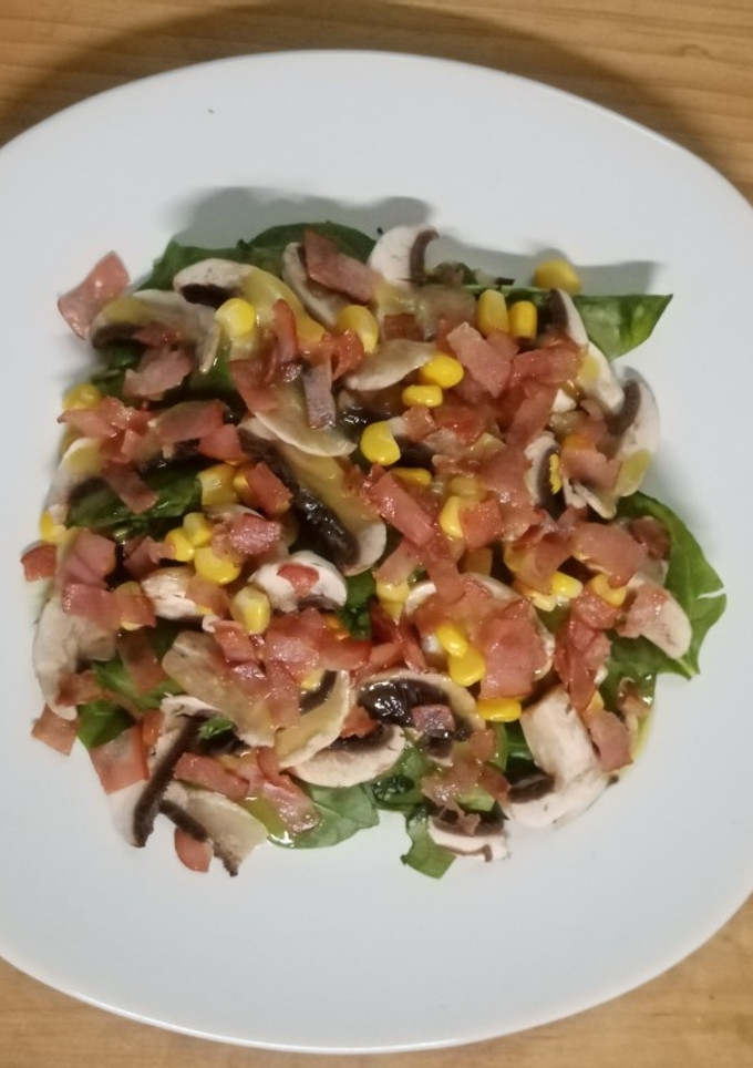 Una foto de Ensalada de espinacas con tocino