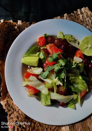લેટસ એન્ડ ગ્રેપ્સ સલાડ (Lettuce and Grapes Salad Recipe In Gujarati) રેસીપી મુખ્ય ફોટો
