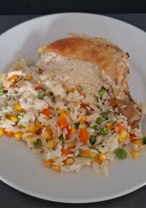 Tepsis fűszeres csirkecomb mexikói rizs körettel recept fotója