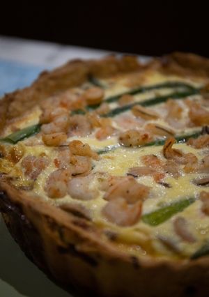Una foto de Quiche de espárragos, champiñones y gambas