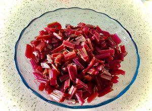 Una foto de Ensalada de tallos de betarraga