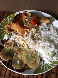 Una foto de Pollo a la mostaza al horno con Arroz y Papas rústicas
