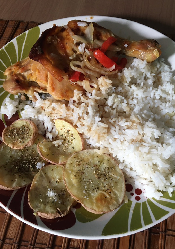Una foto de Pollo a la mostaza al horno con Arroz y Papas rústicas