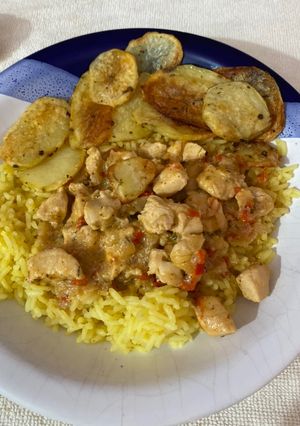 Una foto de Pollo a la crema con arroz y papas al horno