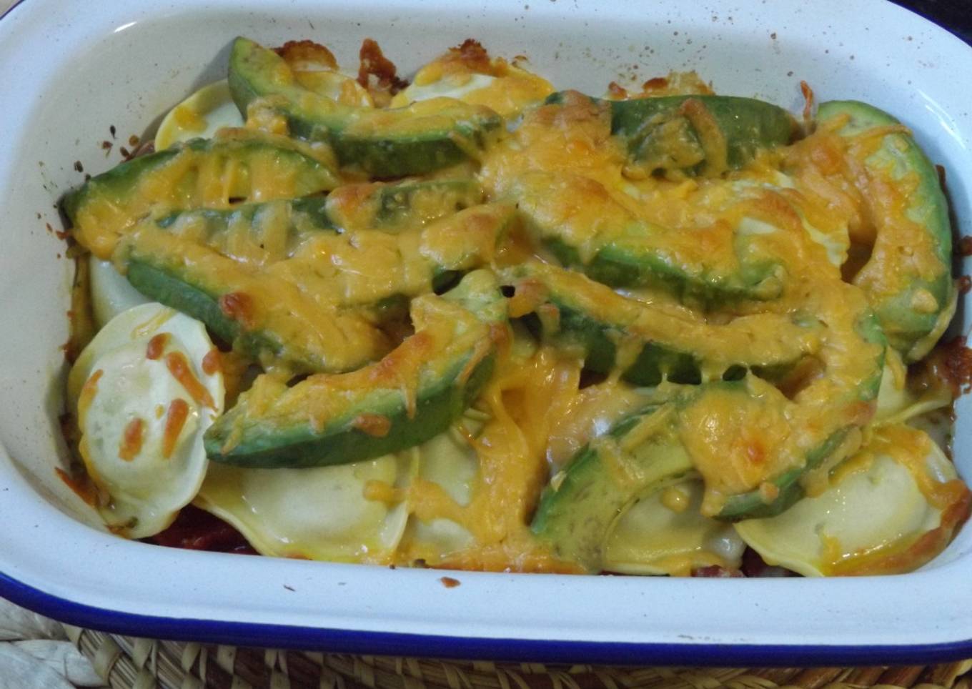 Pasta fresca rellena, con brécol, aguacates y lacón