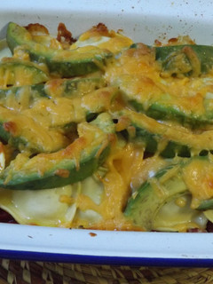 Una foto de Pasta fresca rellena, con brécol, aguacates y lacón