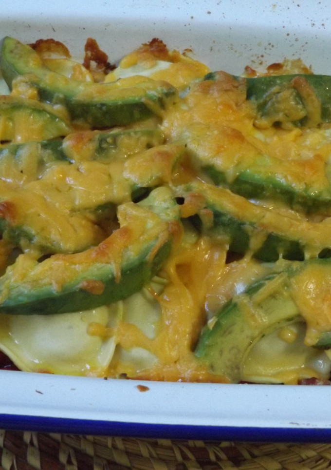 Una foto de Pasta fresca rellena, con brécol, aguacates y lacón