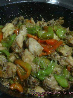 Una foto de Pollo frito con ajos, cebolla y pimientos