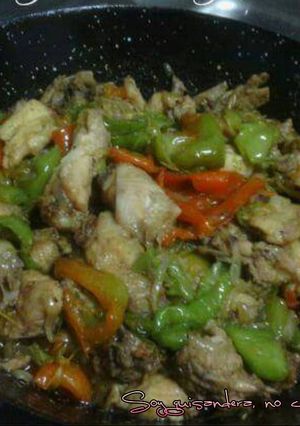 Foto principal de Pollo frito con ajos, cebolla y pimientos