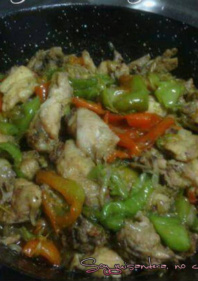 Una foto de Pollo frito con ajos, cebolla y pimientos