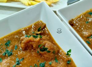 Una foto de Carrillada con boletus en salsa al curry