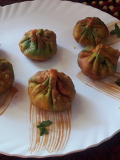कच्चे केले के रंगीले समोसे (Kache kele ke rangeele samose recipe in Hindi) रेसिपी मुख्य फोटो