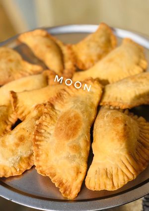 A picture of Fried fish pie.