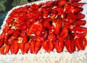 Una foto de Torta de crema con fresas!