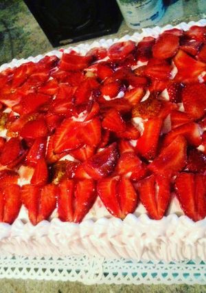 Una foto de Torta de crema con fresas!