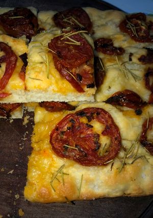 Una foto de Focaccia con tomates al horno y romero😋😋