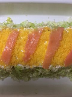 Una foto de Pastel de salmón con surimi y huevo hilado