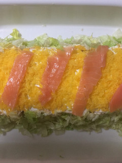 Una foto de Pastel de salmón con surimi y huevo hilado
