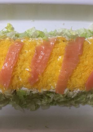 Una foto de Pastel de salmón con surimi y huevo hilado