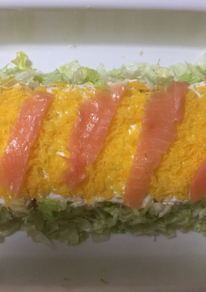 Una foto de Pastel de salmón con surimi y huevo hilado