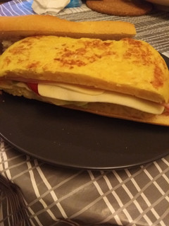 Una foto de 🥖 Bocadillo de tortilla rellena