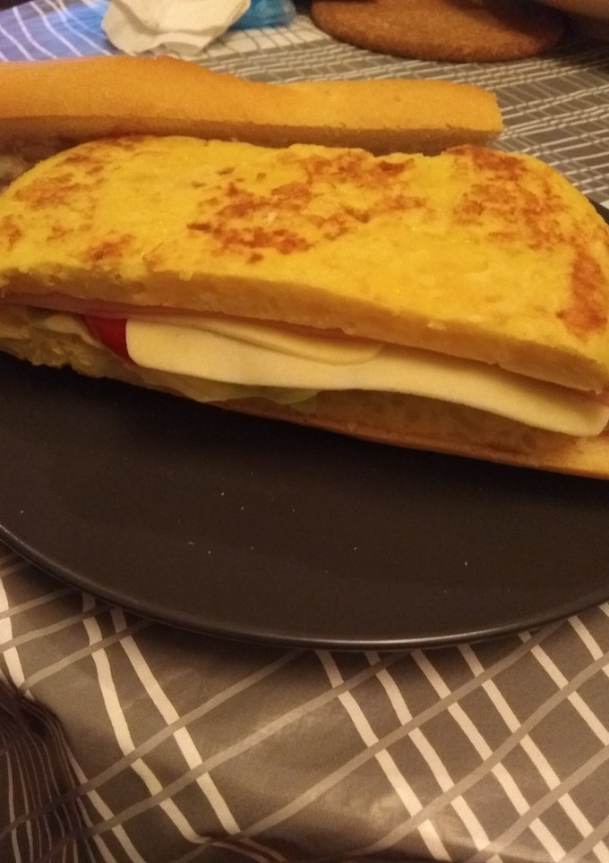 Una foto de 🥖 Bocadillo de tortilla rellena