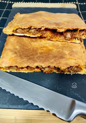 Una foto de Empanada de zamburiñas en salsa de vieira