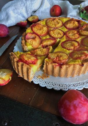 Foto di Crostata vegana con crema e prugne