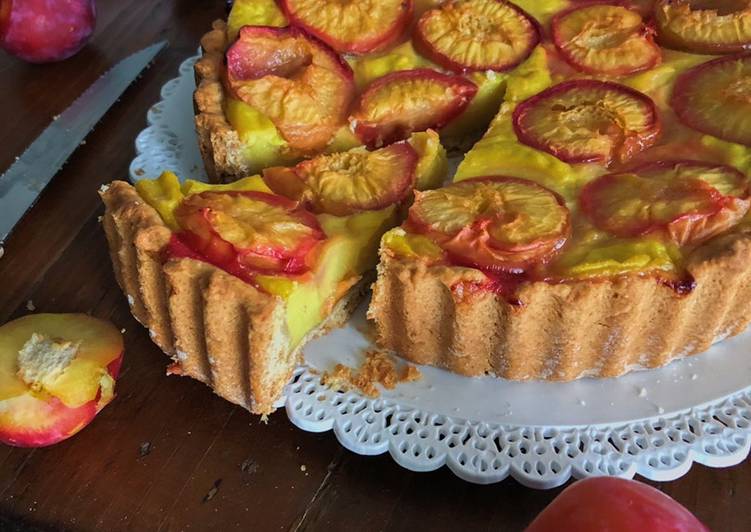 Crostata vegana con crema e prugne