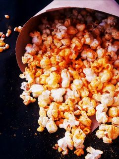 चीज़ मसाला पॉपकॉर्न (Cheese masala popcorn recipe in Hindi) रेसिपी मुख्य फोटो