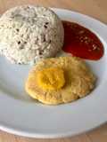 Arroz con tomate y huevo vegano