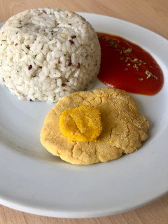 Una foto de Arroz con tomate y huevo vegano