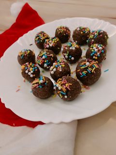 चॉकलेट कोकोनट बॉल्स (chocolate coconut balls recipe in marathi) रेसिपी चे मुख्य फोटो
