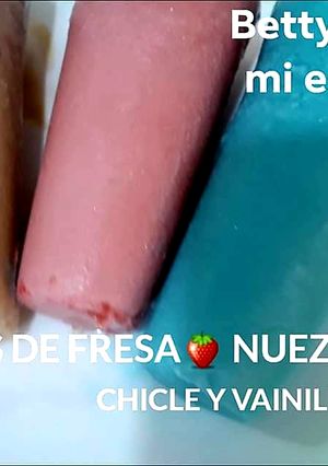 Una foto de Paletas de vainilla, nuez, chicle y fresa