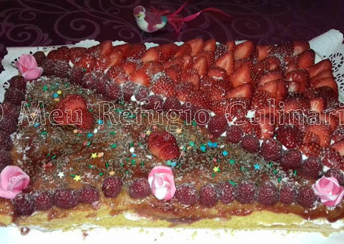 Bolo De Aniversario Massa De Pao De Lo Com Recheio De Chantily E Compota De Frutos Vermelhos Receita Por Mary Soliani O Meu Refugio Culinario Cookpad