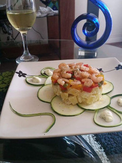 Una foto de Trisabor (papas tártara, pimientos dulces y camarones al ajillo)