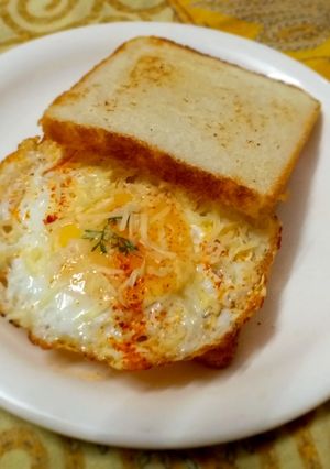 हाल्फ फ्राई एग सैंडविच (Half fry egg sandwich recipe in Hindi) रेसिपी मुख्य फोटो