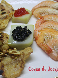 Una foto de Merluza con caviar y gambas