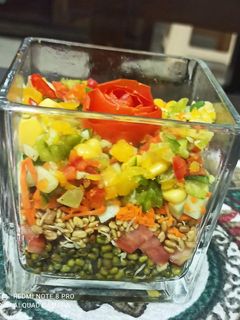 अंकुरित मूंग और दाना मेथी की सलाद (ankurit moong aur dana methi ki salad recipe in Hindi) रेसिपी मुख्य फोटो