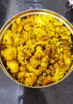 गोभी मटर आलू की सूखी सब्जी (Gobhi Matar aloo ki sukhi sabzi recipe in Hindi) रेसिपी मुख्य फोटो