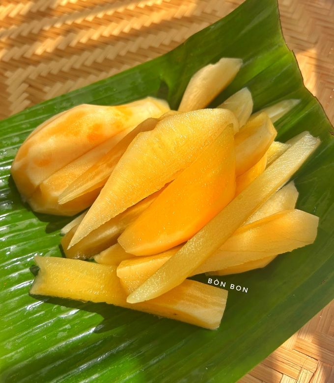 NỒI CỦ SÂM ĐẤT ĐANG ĐƯỢC LUỘC TRÊN BẾP LỬA HỒNG